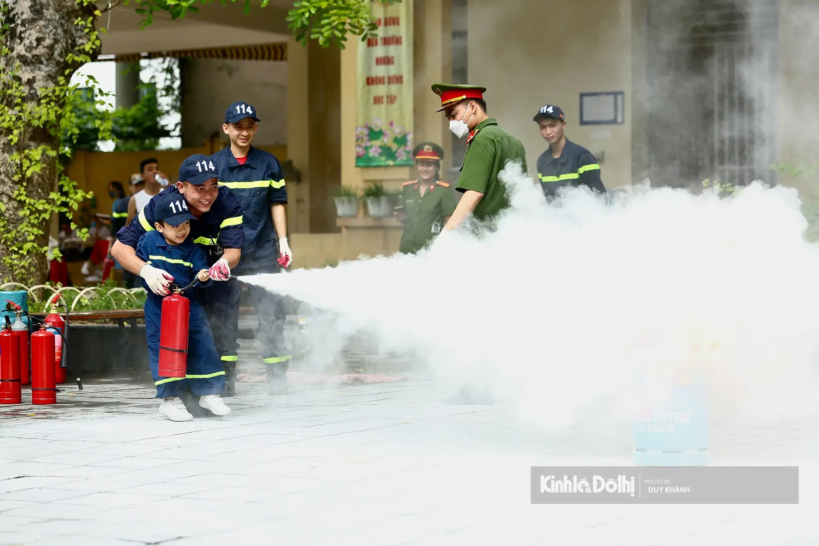 Thiếu nhi được trải nghiệm 1 ngày làm lính cứu hỏa