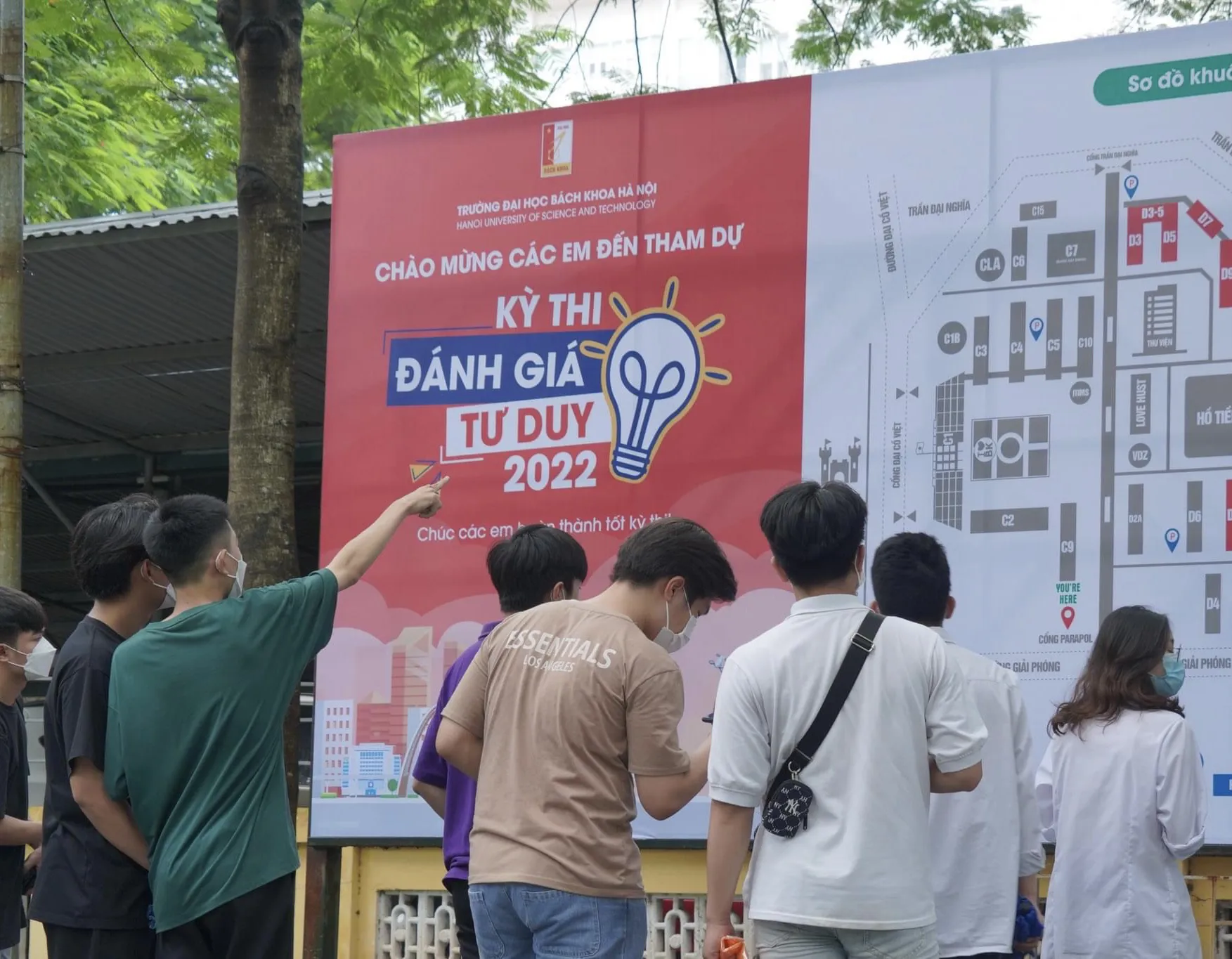 Thí sinh tra cứu lại số báo danh trước khi lên phòng thi