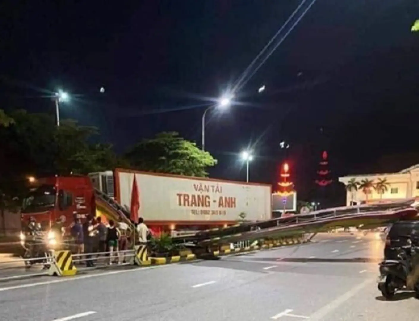 Xe container đâm đổ sập cổng chào trung tâm TP Thái Bình