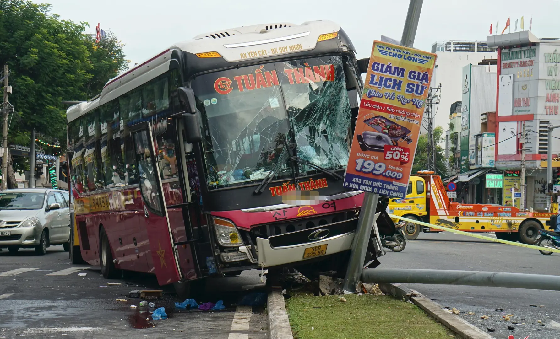 Tai nạn giao thông hôm nay (20/7):Hai xe khách tông nhau, lái xe bị mắc kẹt