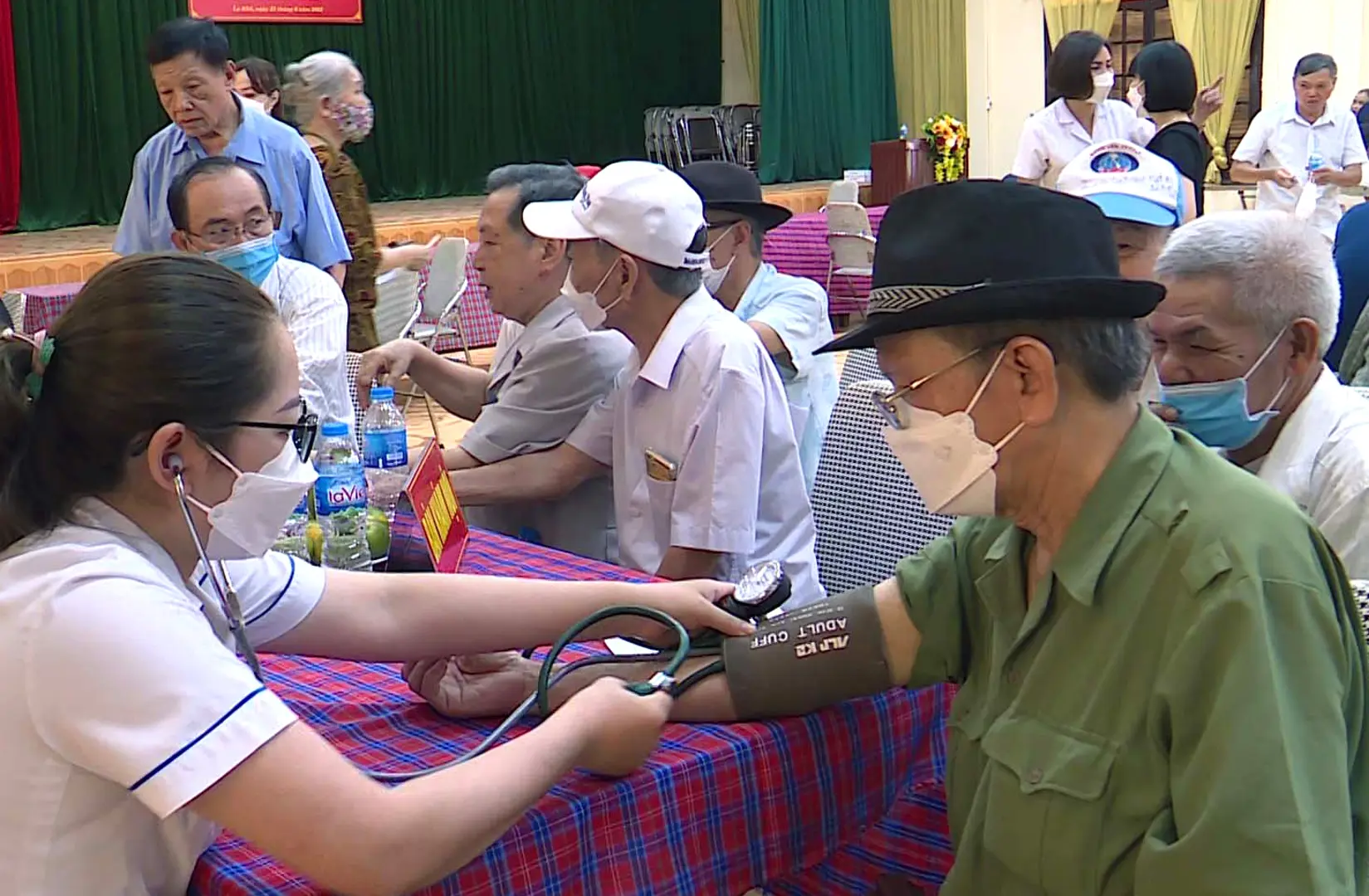 Quận Hà Đông thực hiện xã hội hóa công tác khám và phát thuốc miễn phí cho người có công. Ảnh: Bích Hời