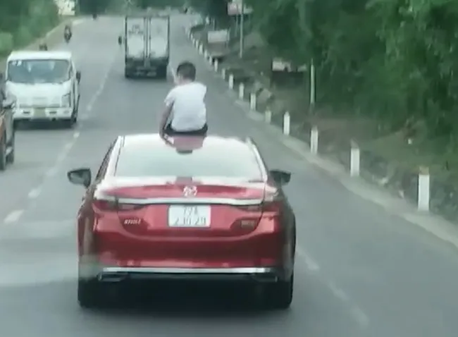 Xử phạt nữ tài xế để con trai ngồi trên nóc ô tô