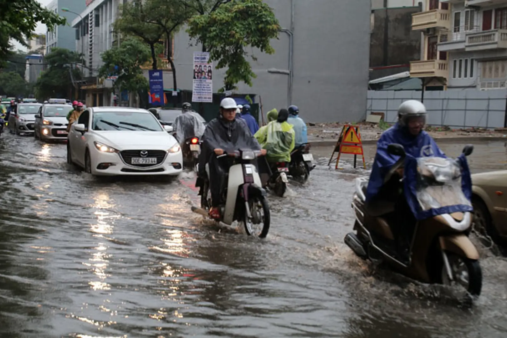 Dự báo thời tiết ngày 25/7: Hà Nội mưa rào vài nơi, ngày nắng nóng