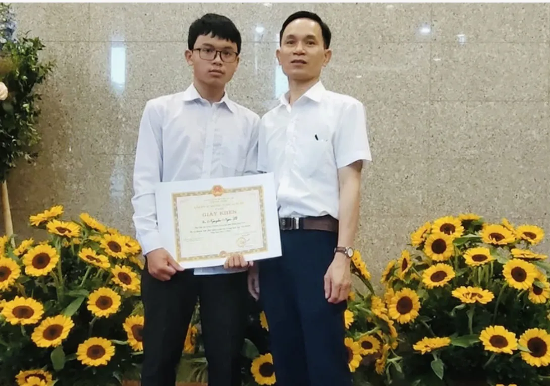 Thủ khoa toàn quốc Kỳ thi tốt nghiệp THPT 2022 Nguyễn Ngọc Lễ (bên trái) (Ảnh: FBNT)