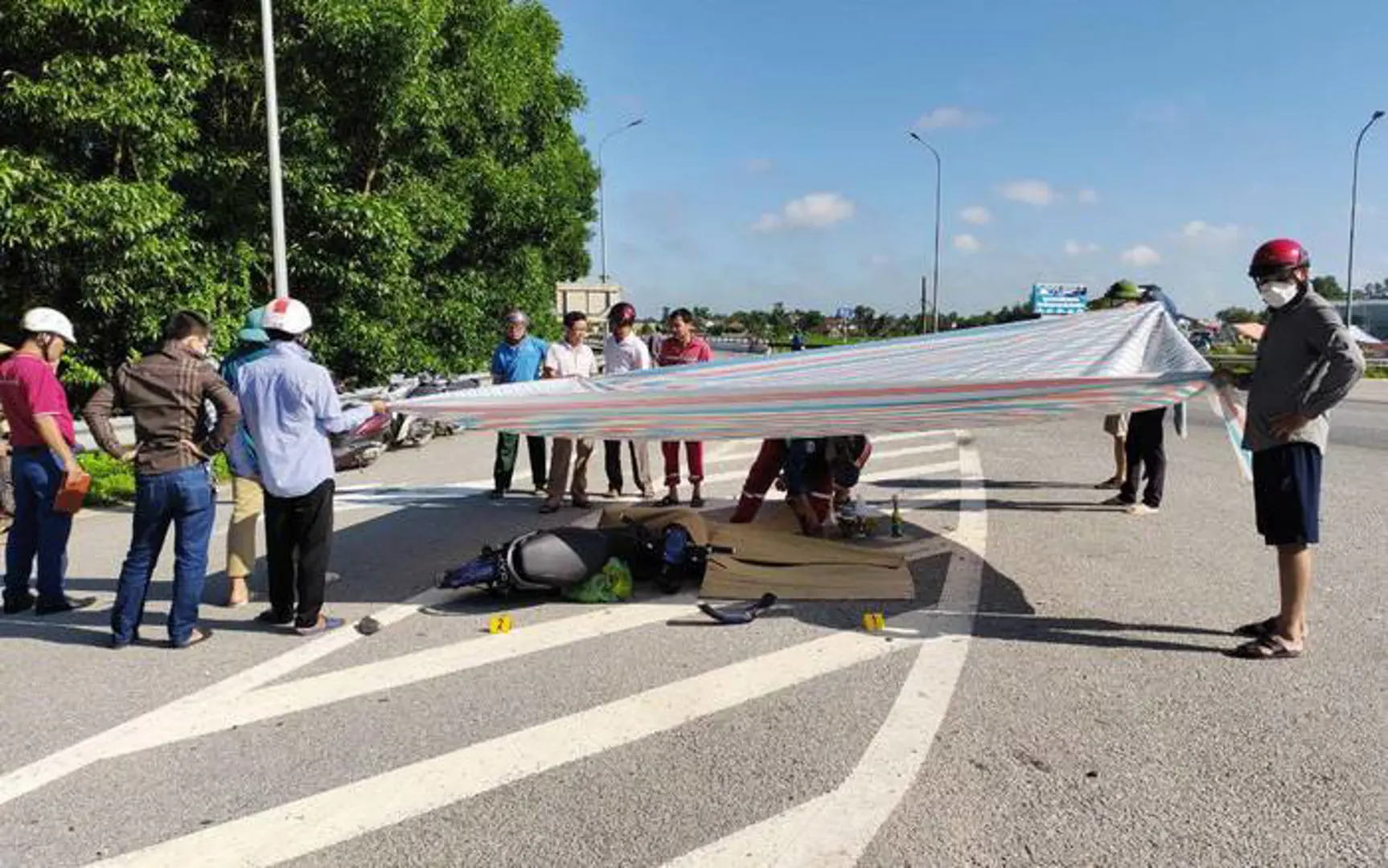 Tai nạn giao thông hôm nay (25/7): Hai vợ chồng bị xe container cán chết