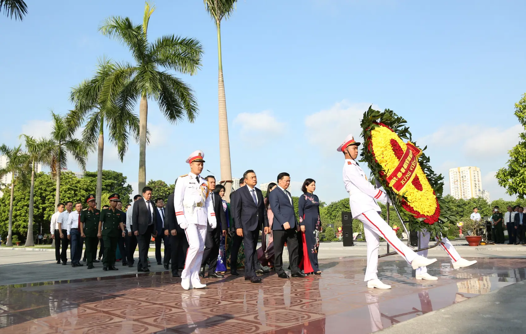 Lãnh đạo TP Hà Nội dâng hương tưởng niệm các Anh hùng liệt sĩ