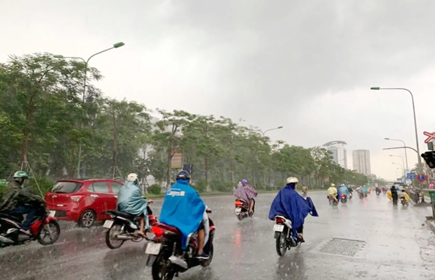 Dự báo thời tiết ngày 31/7: Hà Nội nhiều mây, có mưa rào và dông