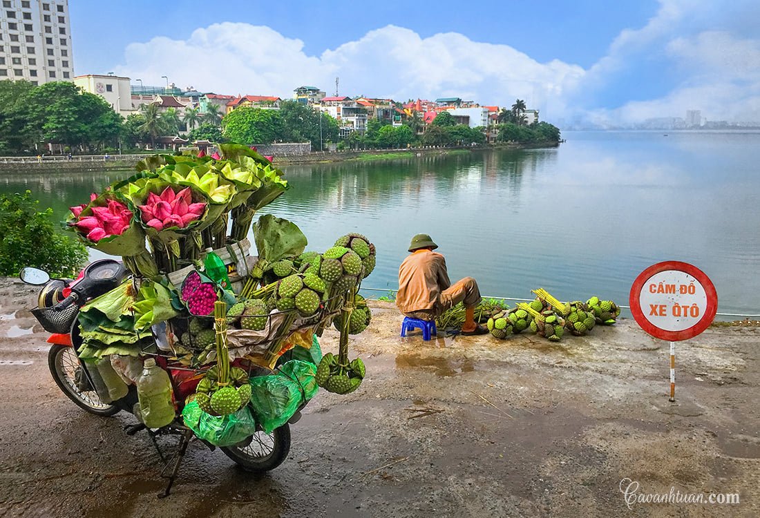 An American tourist falls in love with Hanoi at first sight