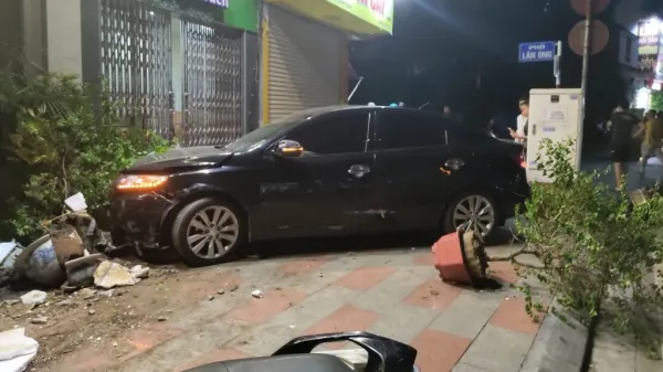 Xe "điên" đâm nhiều phương tiện trên phố đi bộ, tài xế quỳ xuống xin lỗi