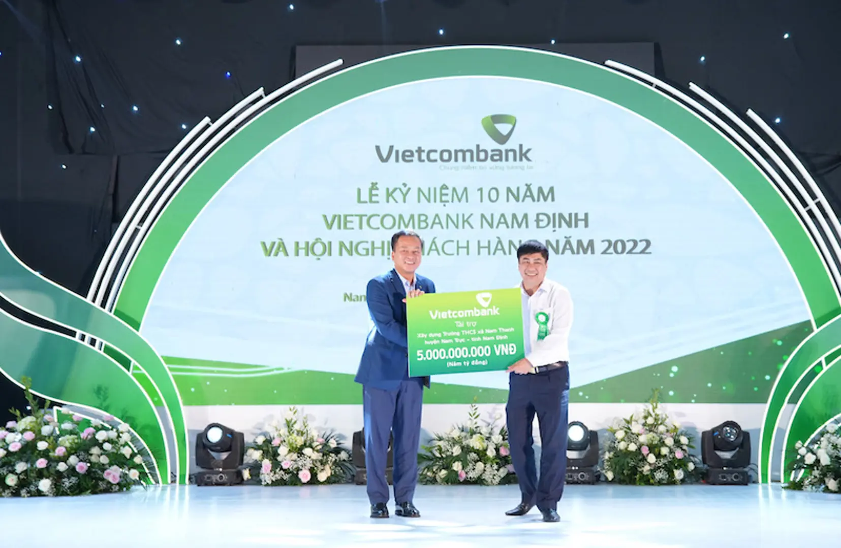 Vietcombank trao 5 tỷ đồng hỗ trợ kinh phí xây trường học tại Nam Định