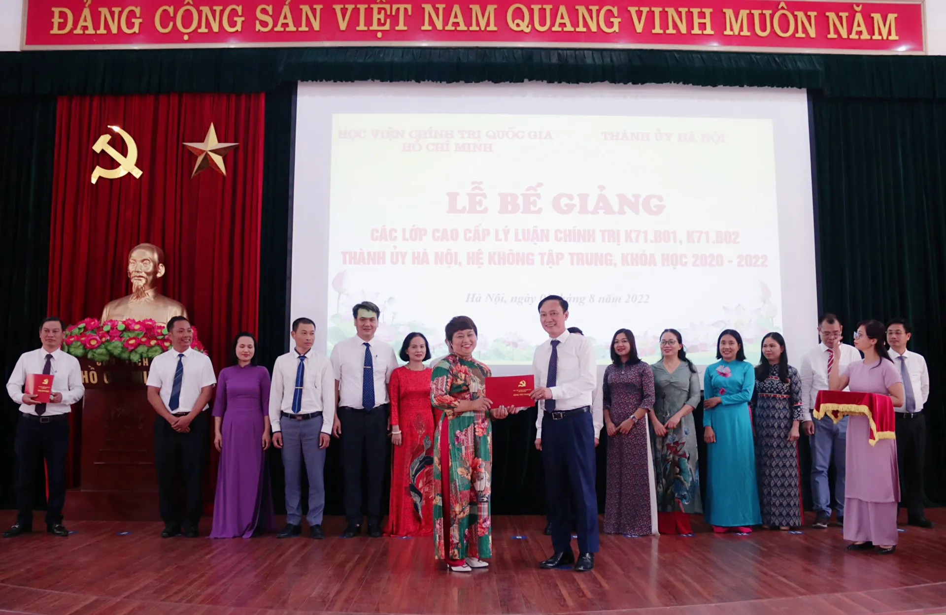 Bế giảng các lớp cao cấp lý luận chính trị Thành ủy Hà Nội