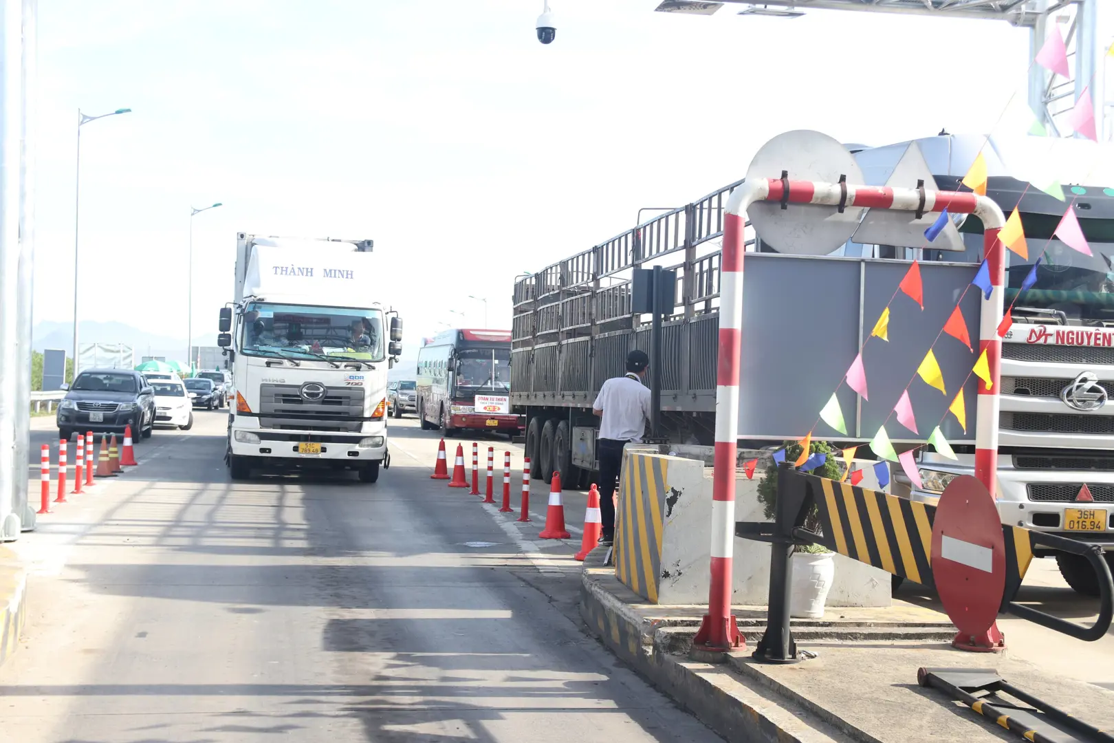 Ngày đầu thu phí không dừng toàn quốc: Tài xế hết cửa né tránh, câu giờ