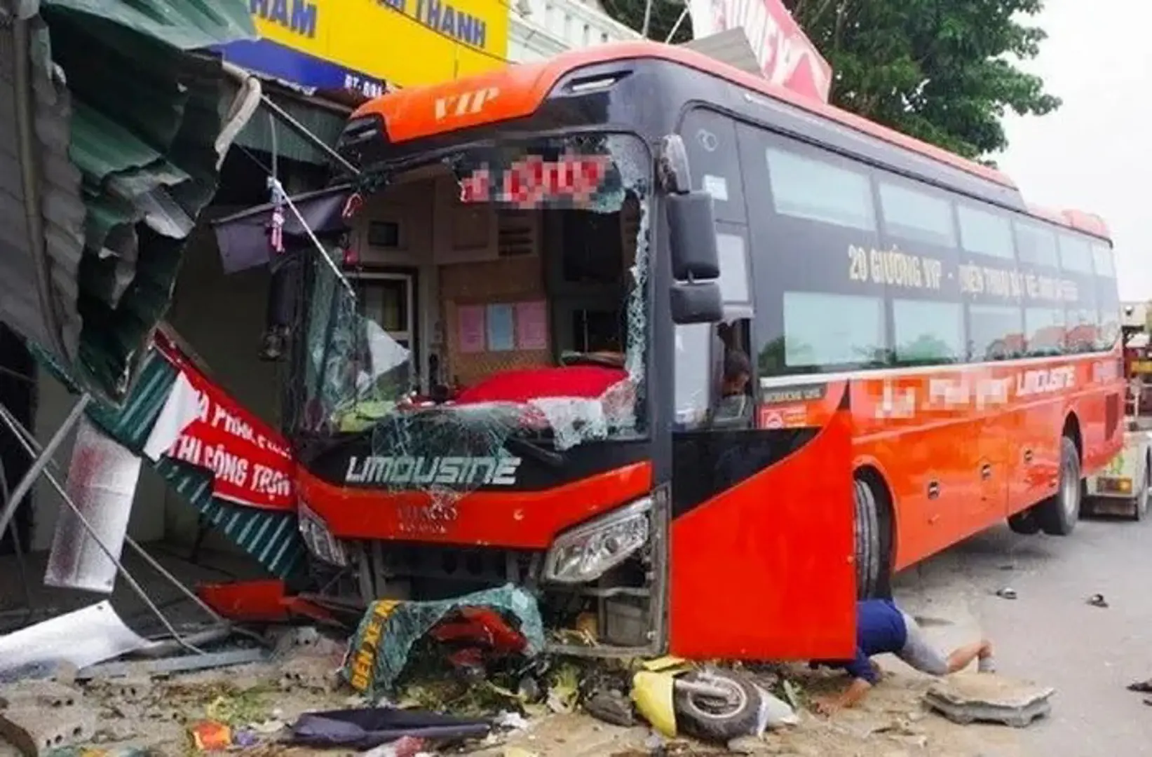 Tai nạn giao thông hôm nay (6/8): Xe khách đâm liên hoàn, 4 người thương vong