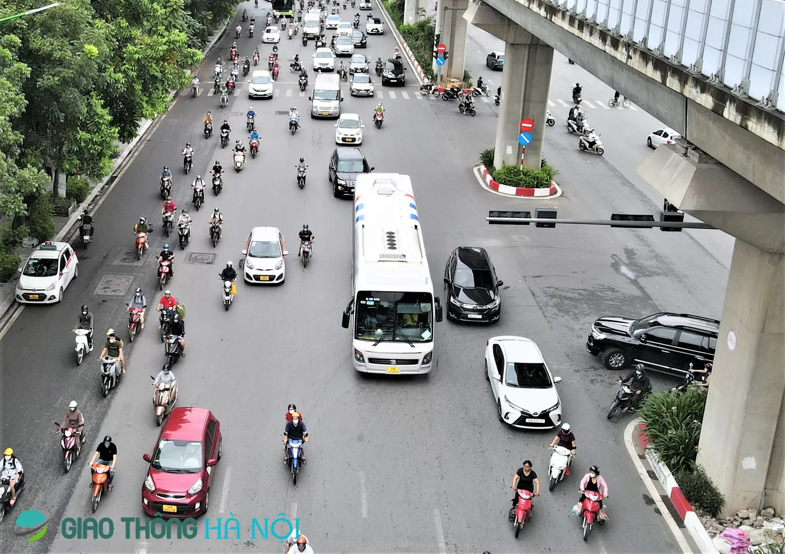 Giao thông đường Nguyễn Trãi thông thoáng trong ngày đầu tách dòng phương tiện