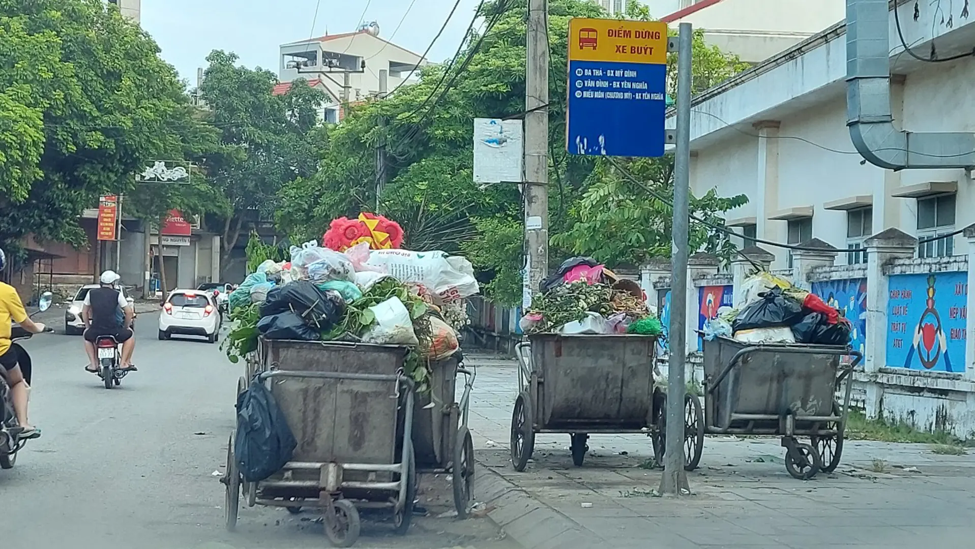 Từ lâu, bến xe buýt này đã bị biến thành điểm tập kết rác thải sinh hoạt.