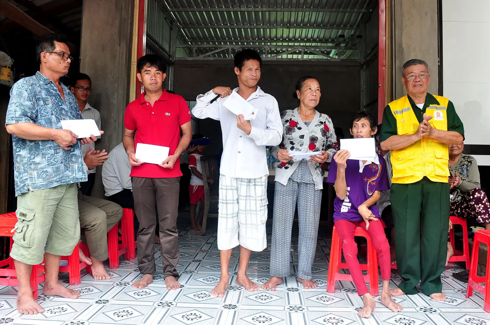 Đại tá về hưu “bán vé số” gây quỹ giúp nạn nhân chất độc da cam