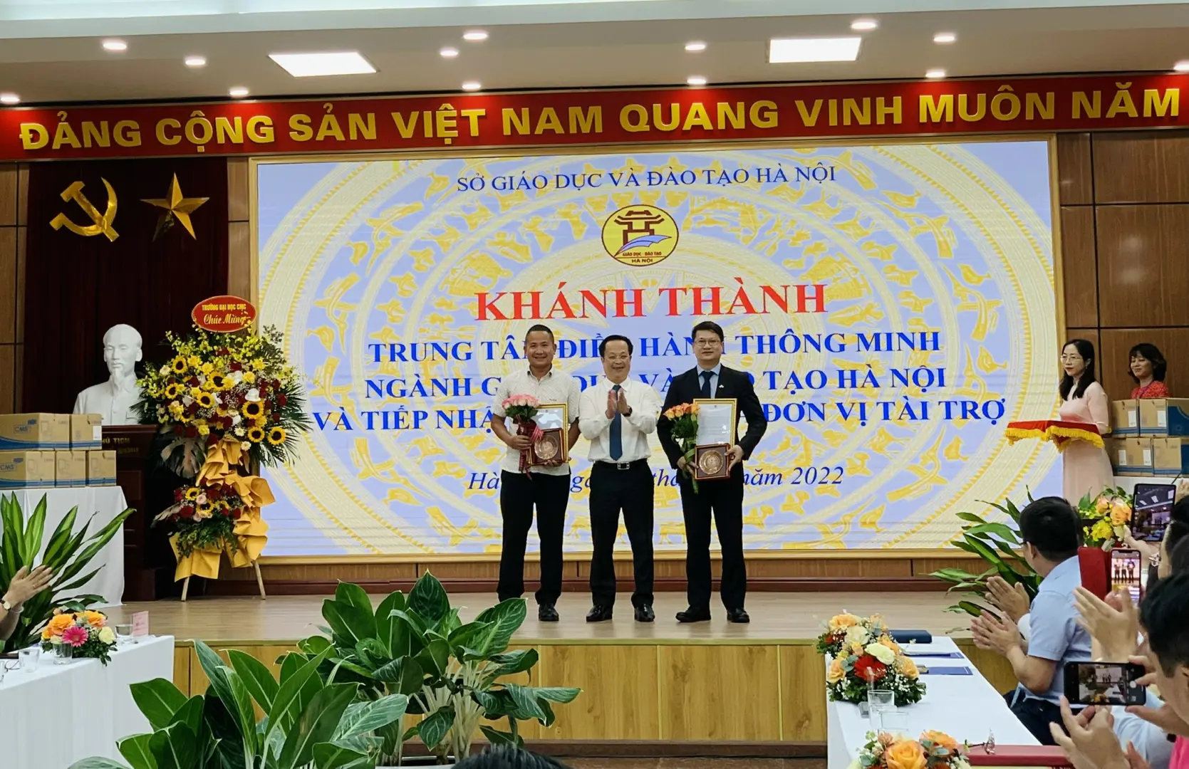 Giám đốc Sở GD&ĐT Trần Thế Cương tặng quà, cảm ơn hai đơn vị tài trợ là Cty Quảng Ích và Trường Đại học CMC