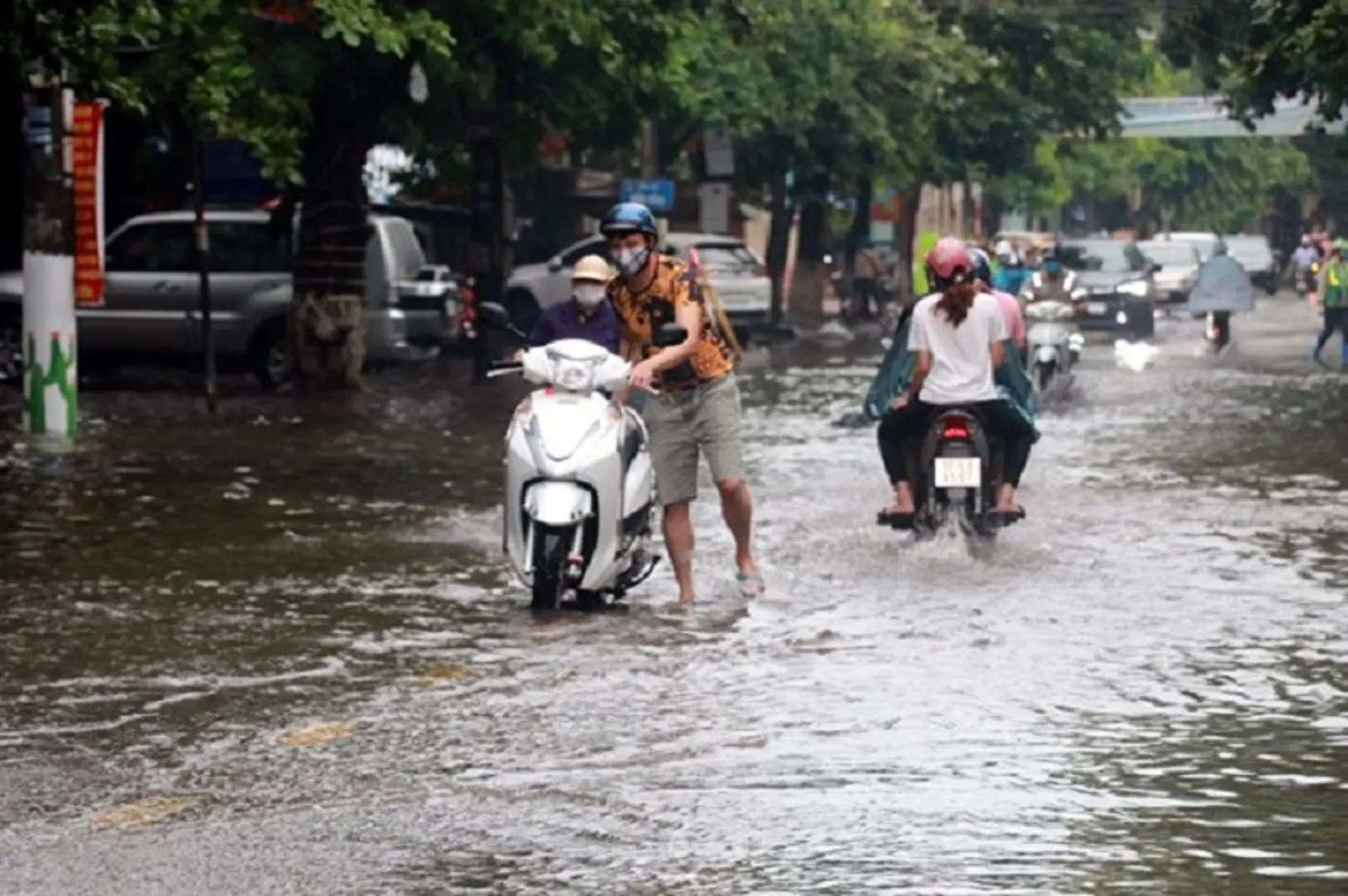 Dự báo thời tiết ngày 12/8: Hà Nội mưa to và dông