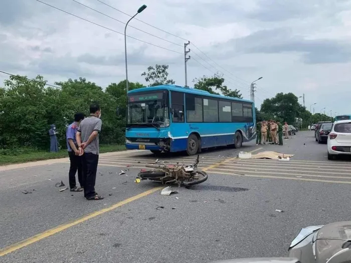 Hai thanh niên tử vong sau va chạm với xe buýt trên Quốc lộ 32