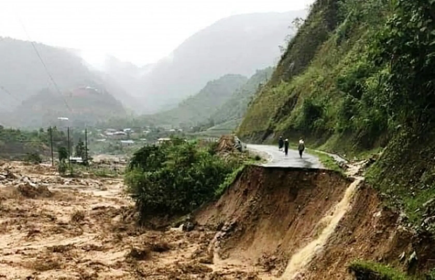 Vùng áp thấp suy yếu, cảnh báo lũ quét, sạt lở đất 