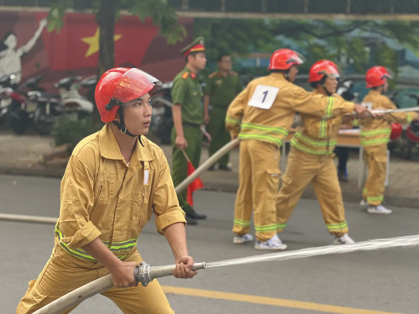 Tưng bừng tranh tài tại hội thao phòng cháy chữa cháy ở phường Giảng Võ