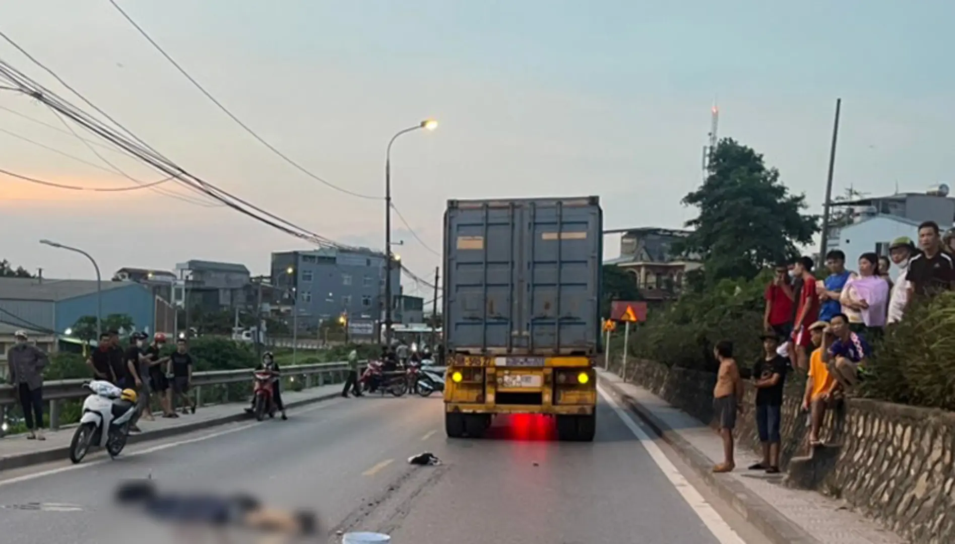 Tai nạn giao thông liên hoàn trên đê Nguyễn Khoái, 2 người tử vong