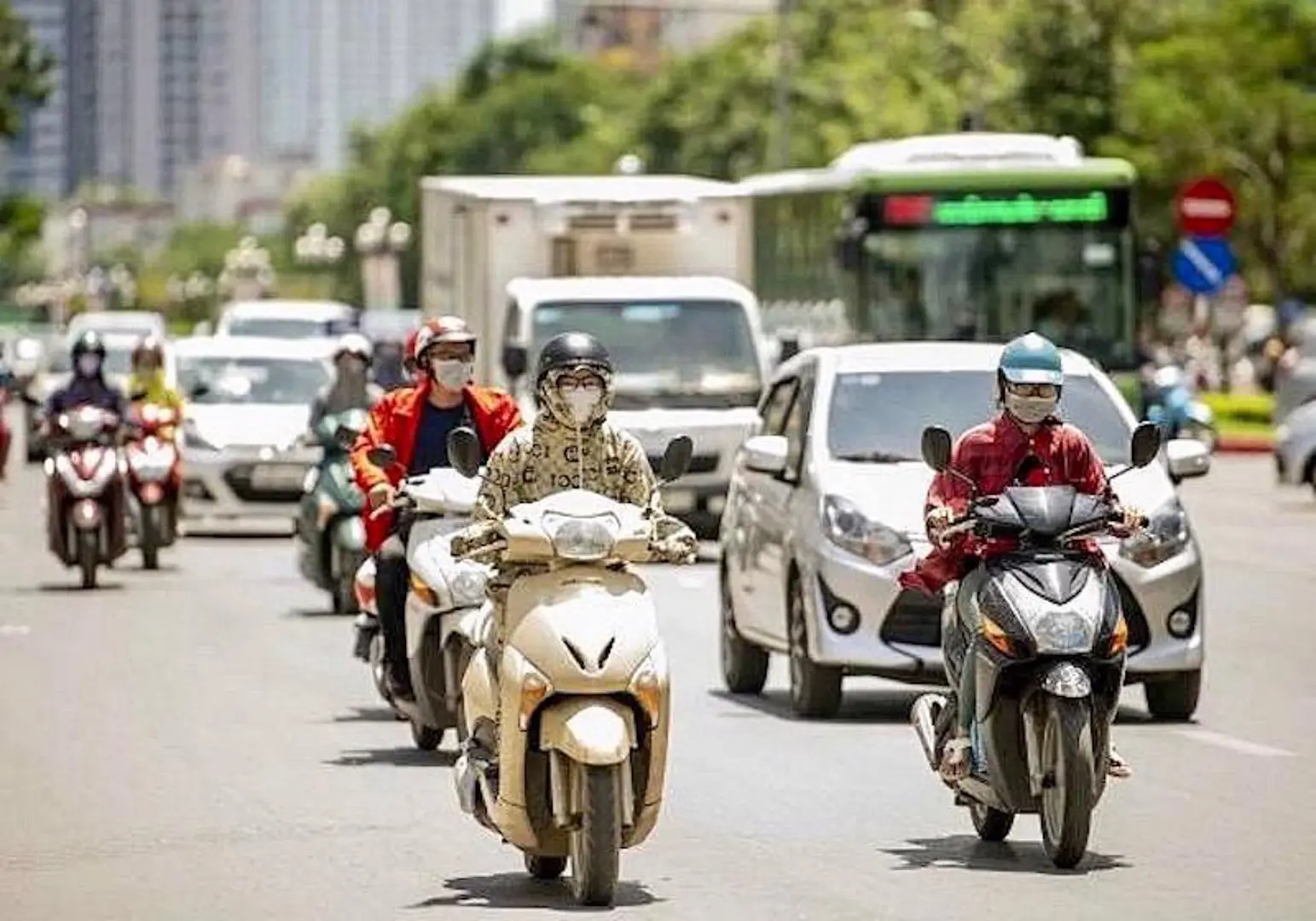 Dự báo thời tiết ngày 18/8: Hà Nội ngày nắng, chiều tối và đêm mưa rào