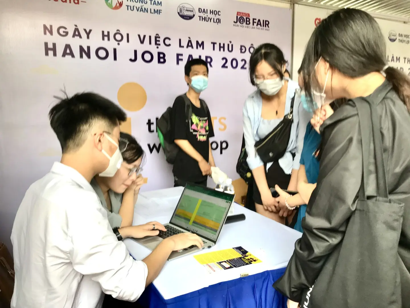 Ngày hội việc làm Thủ đô 2022 thu hút hàng ngàn sinh viên tham gia