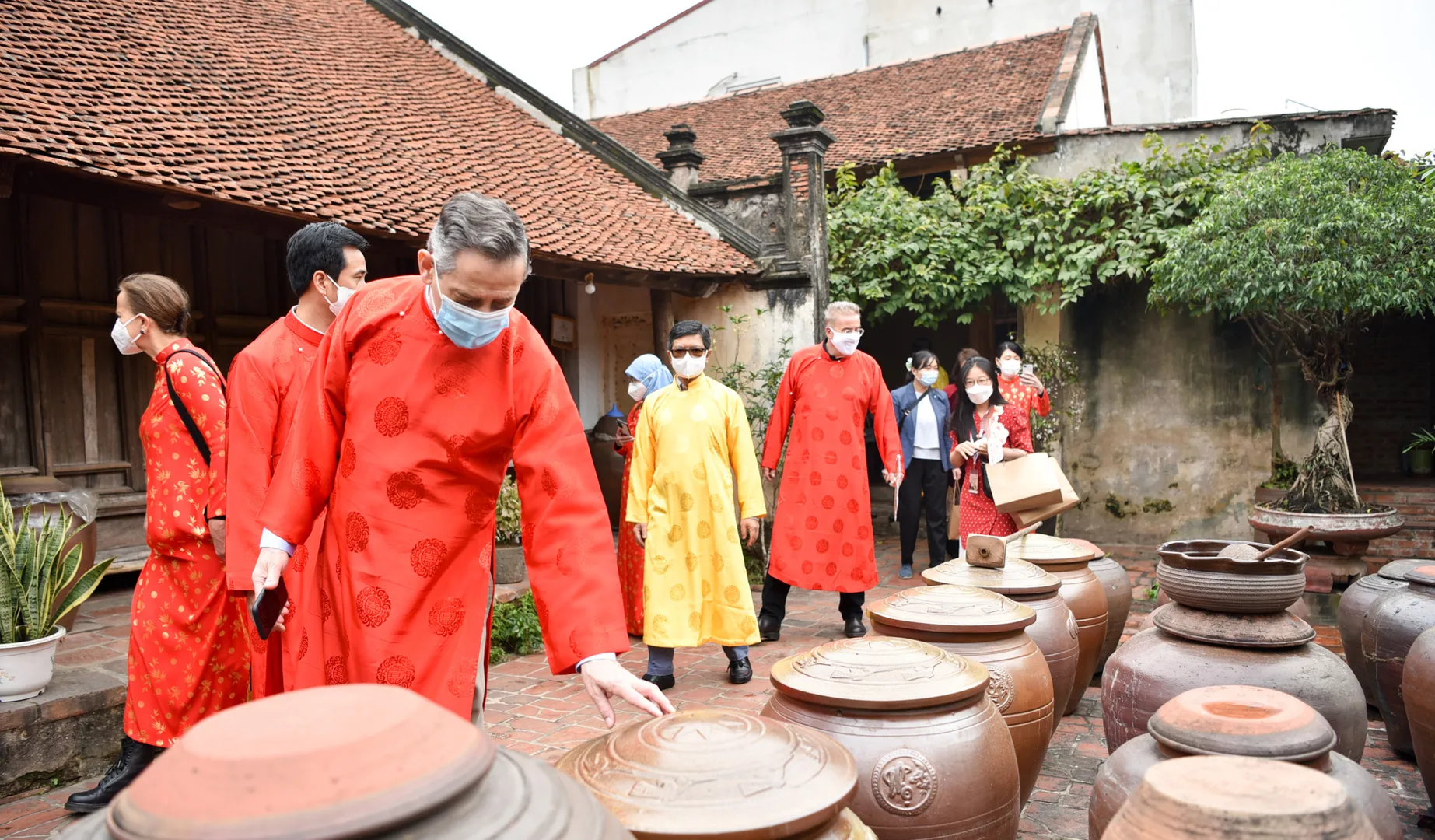 Du khách nước ngoài trải nghiệm Làng cổ Đường Lâm. Ảnh: Bảo Chung