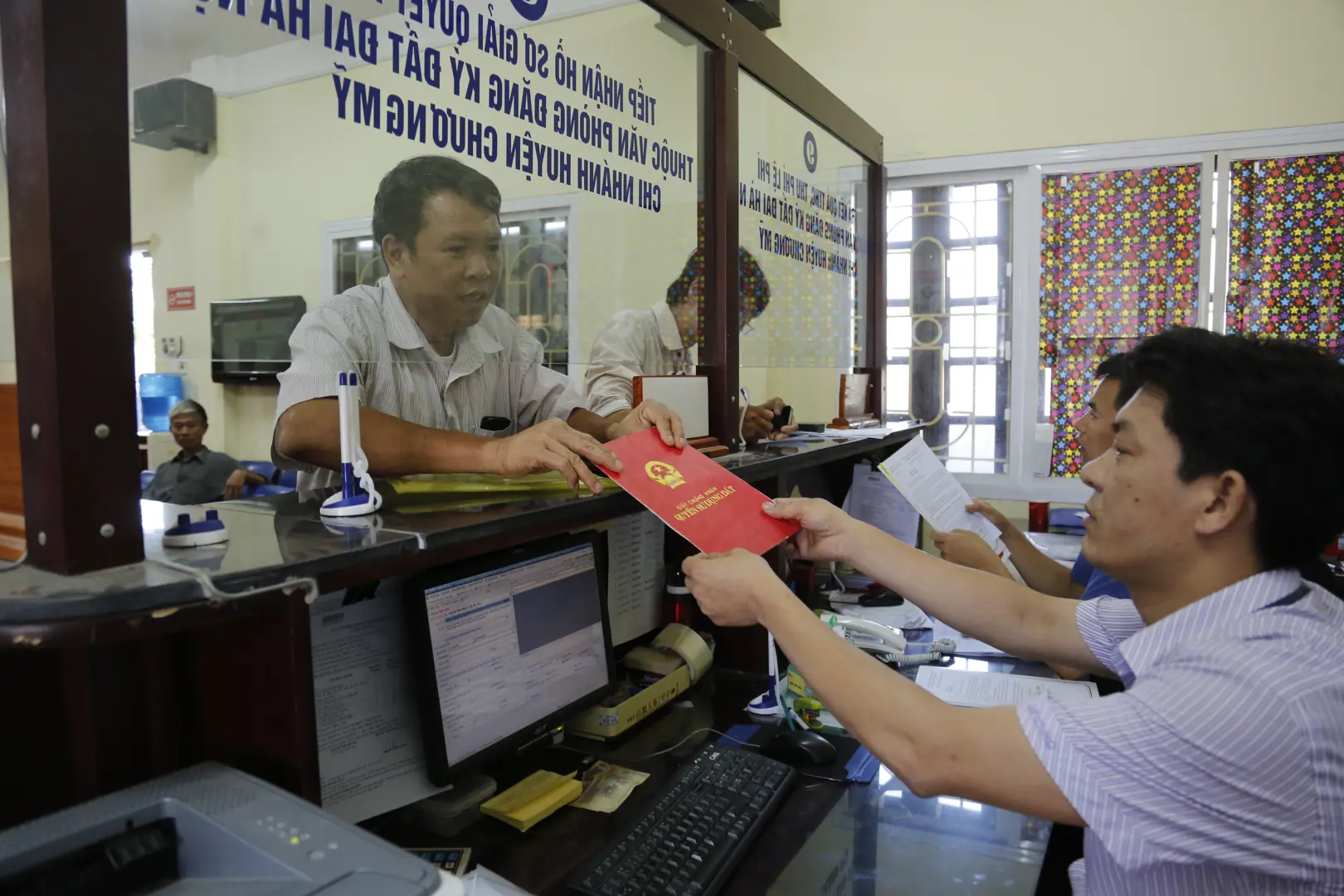 Nâng cao cải cách thủ tục hành chính để tạo thuận lợi cho người dân. Ảnh: Hải Linh