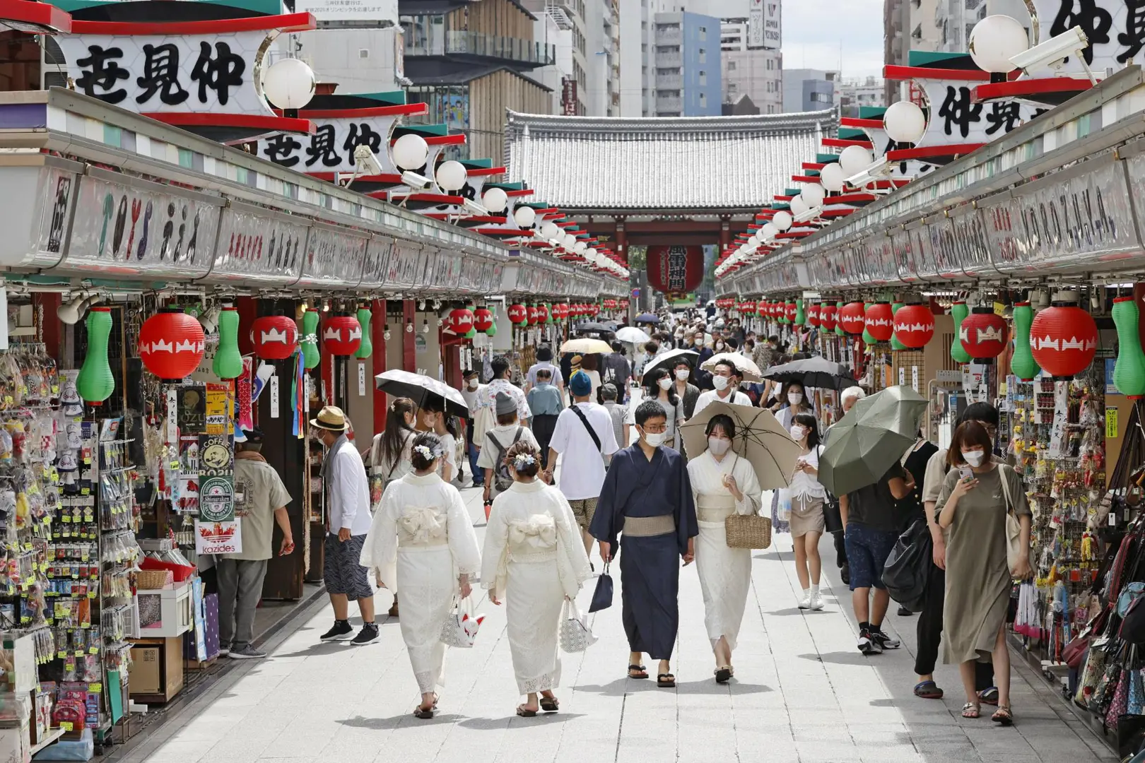 Người dân mua sắm tại một chợ ở thủ đô Tokyo. Ảnh Kyodo