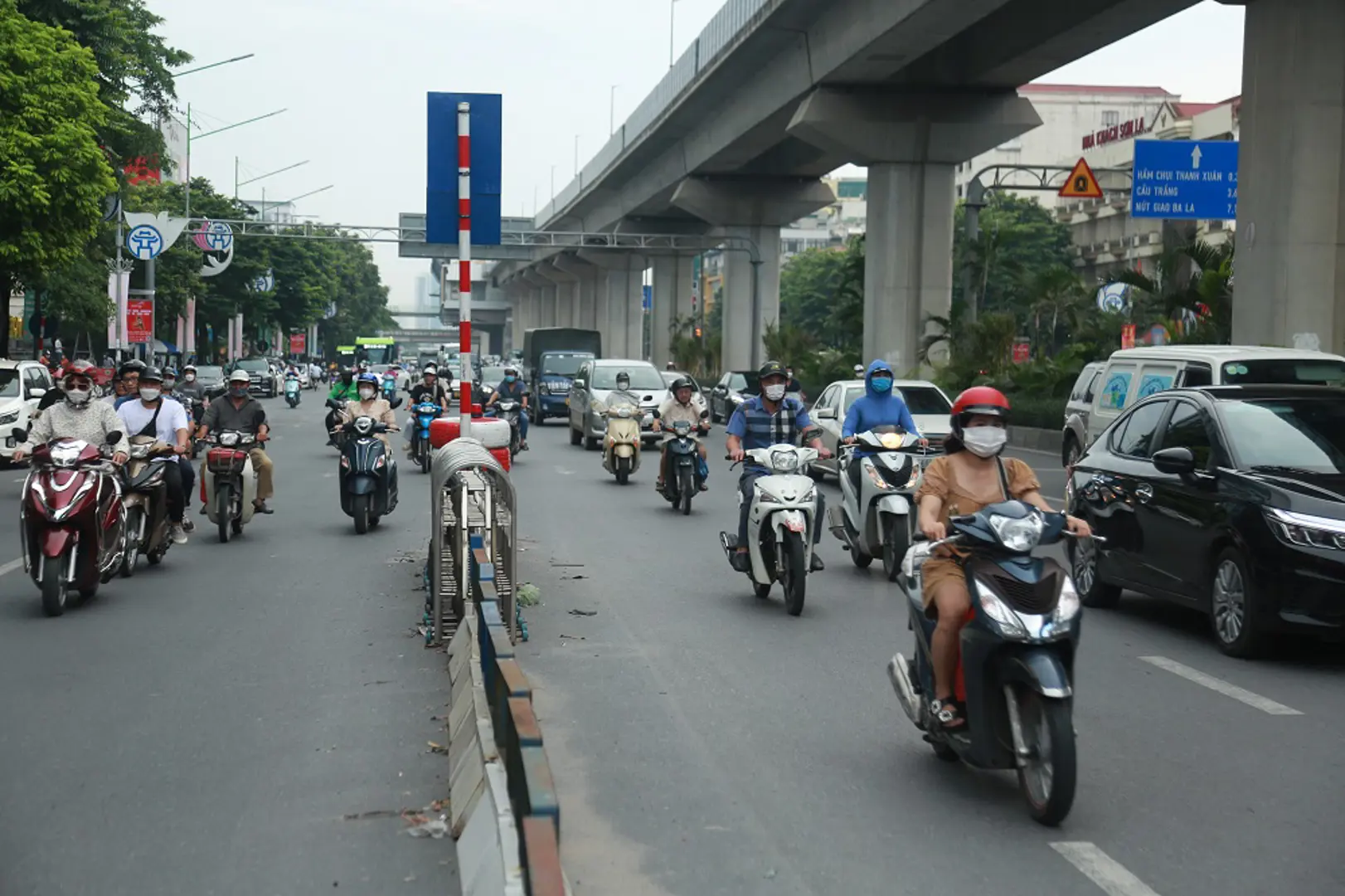 Nhiều người dân tiện đâu đi đó trên đường Nguyễn Trãi