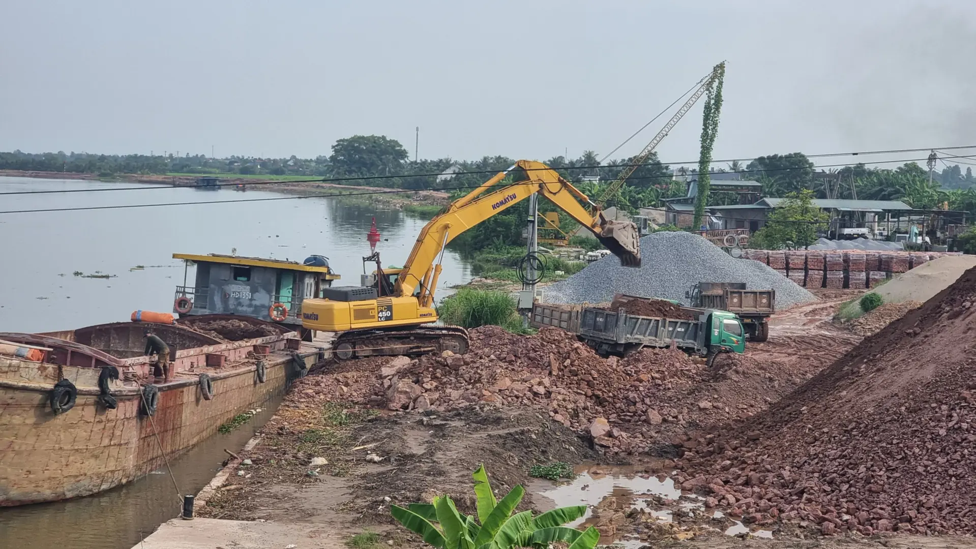 Hải Phòng: Bãi tập kết vật liệu vẫn ngang nhiên hoạt động bất chấp lệnh cấm