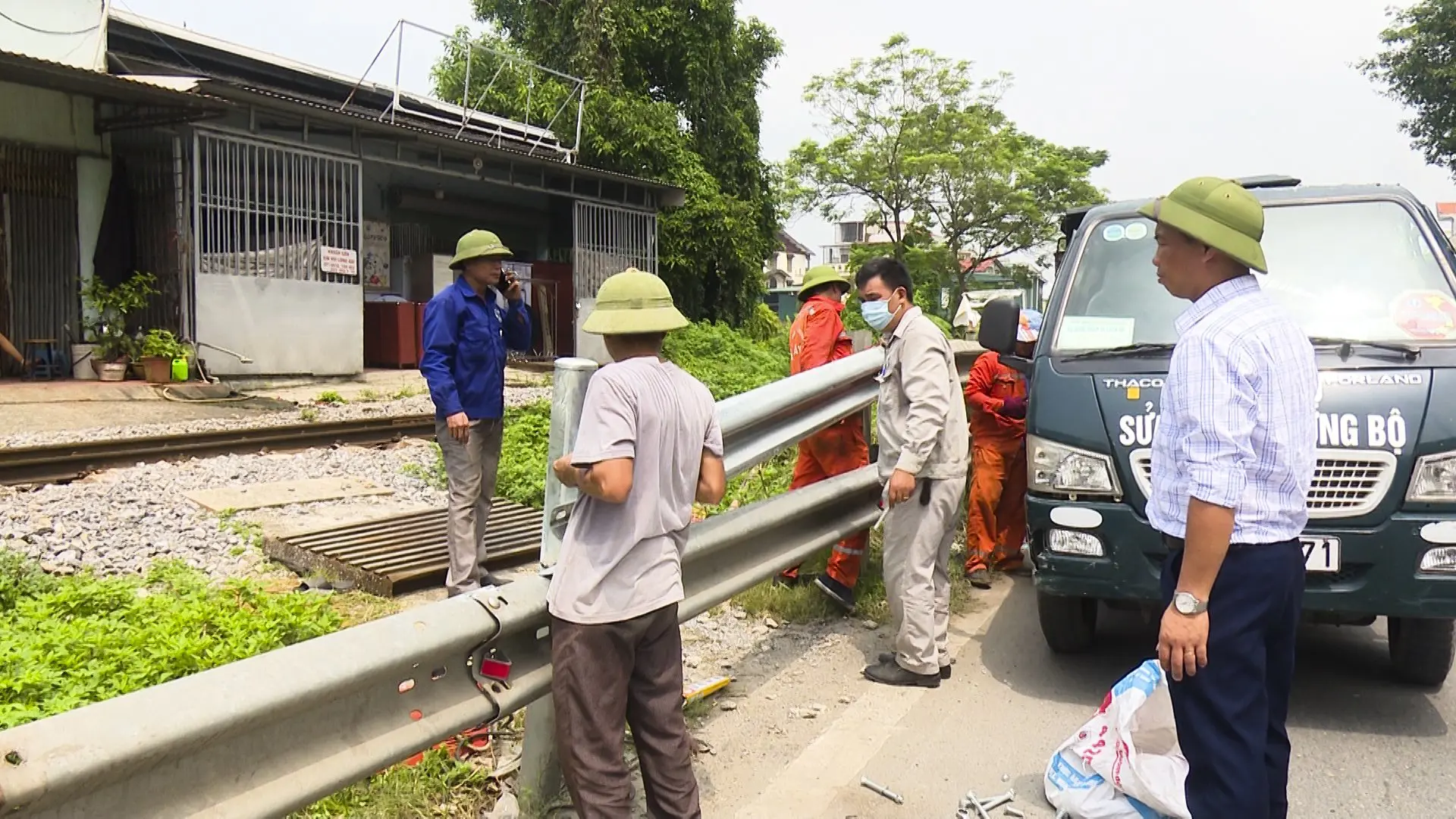 Huyện Thường Tín rào chắn, thu hẹp lối đi tự mở qua đường sắt