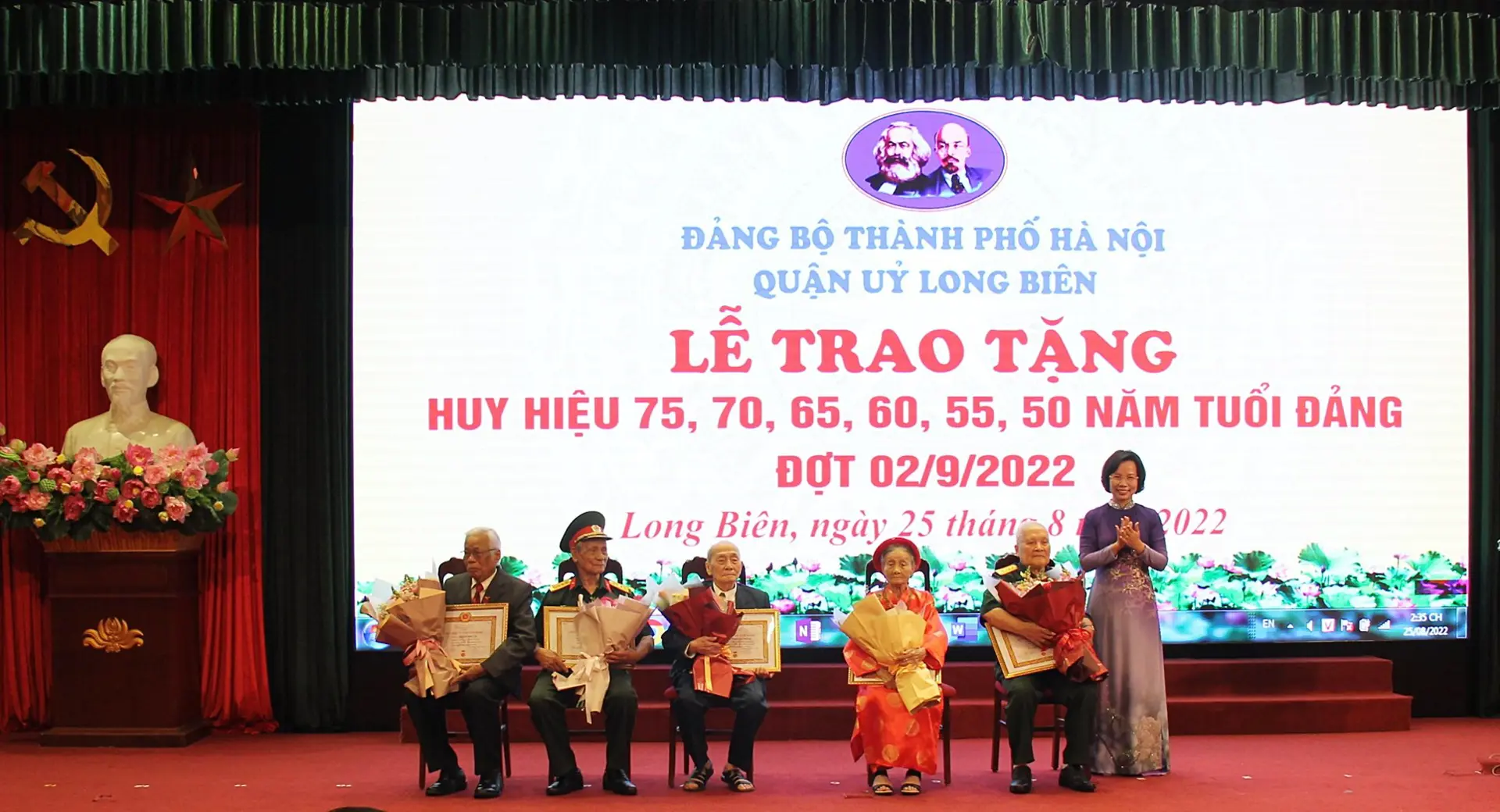 Quận Long Biên trao Huy hiệu Đảng cho 423 đảng viên