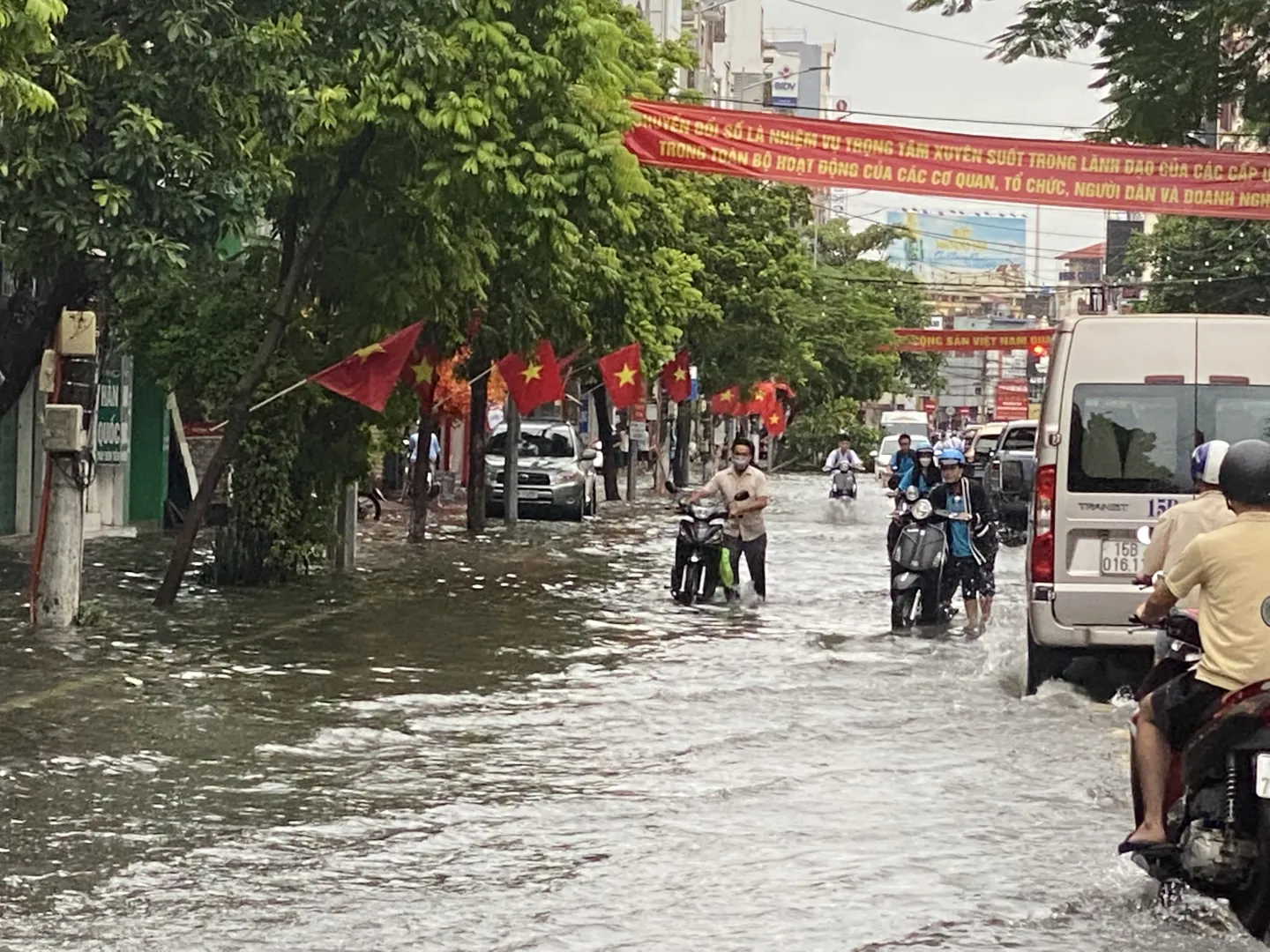 Hải Phòng: Cây xanh gãy đổ, nhiều tuyến phố ngập lụt sau bão số 3