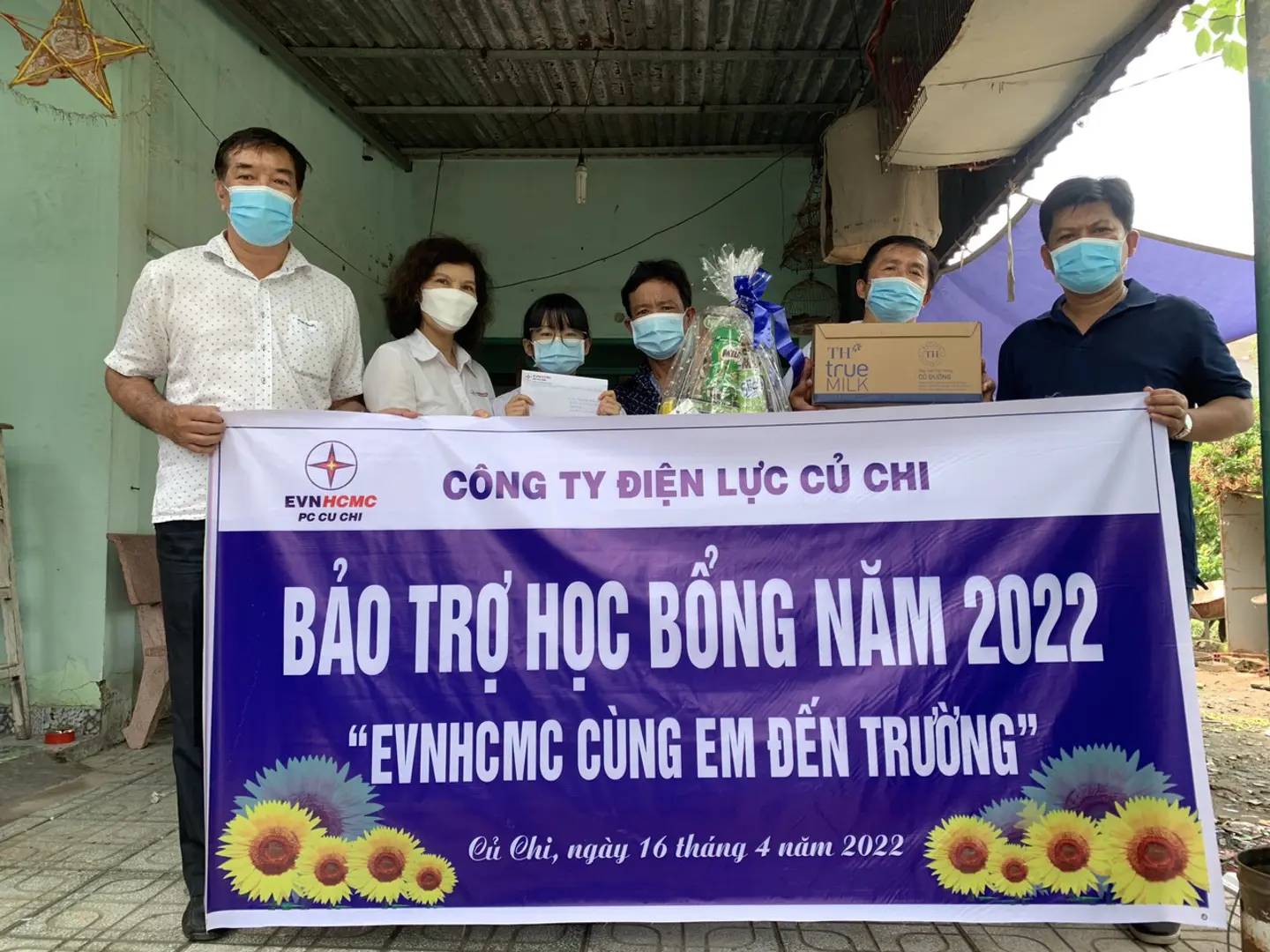 Tặng học bổng Lương Định Của và bảo trợ học sinh nghèo