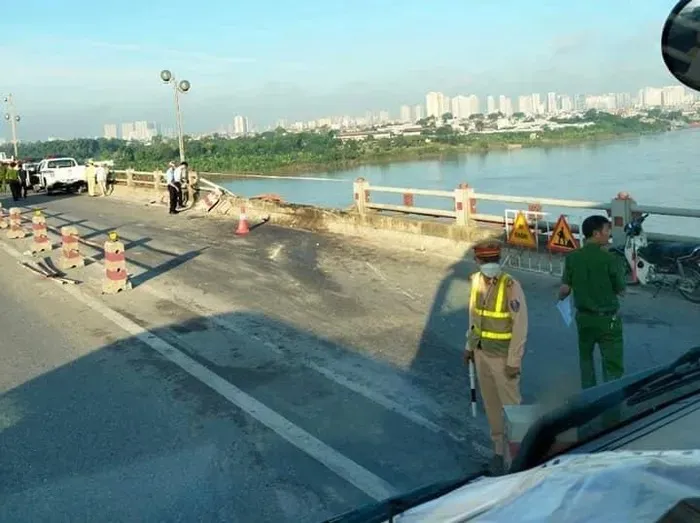 Ô tô đâm đổ lan cầu Thanh Trì, rơi xuống sông Hồng