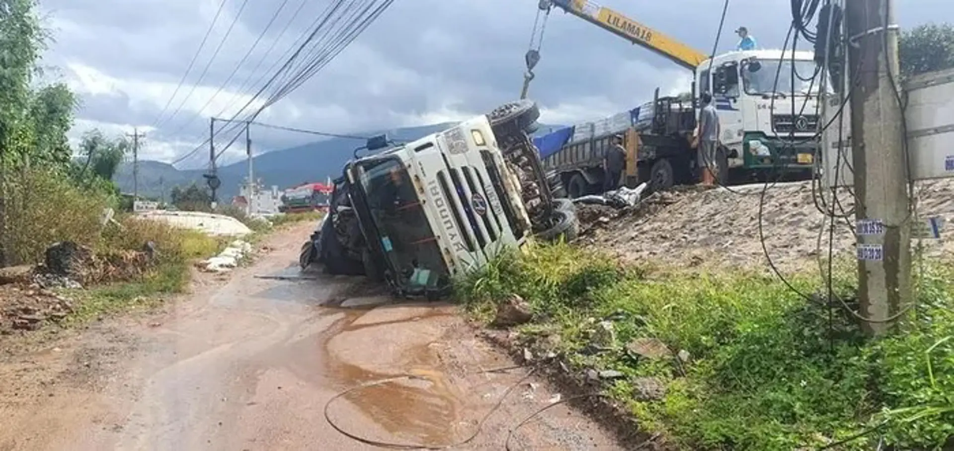 Tai nạn giao thông hôm nay (31/8): Xe tải lật, đè chết 2 phụ nữ