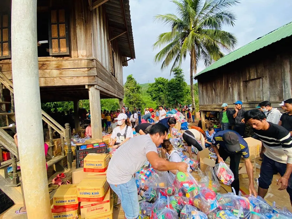 Kỷ luật 2 cán bộ vì liên quan đến tiền, hàng cứu trợ bão lũ