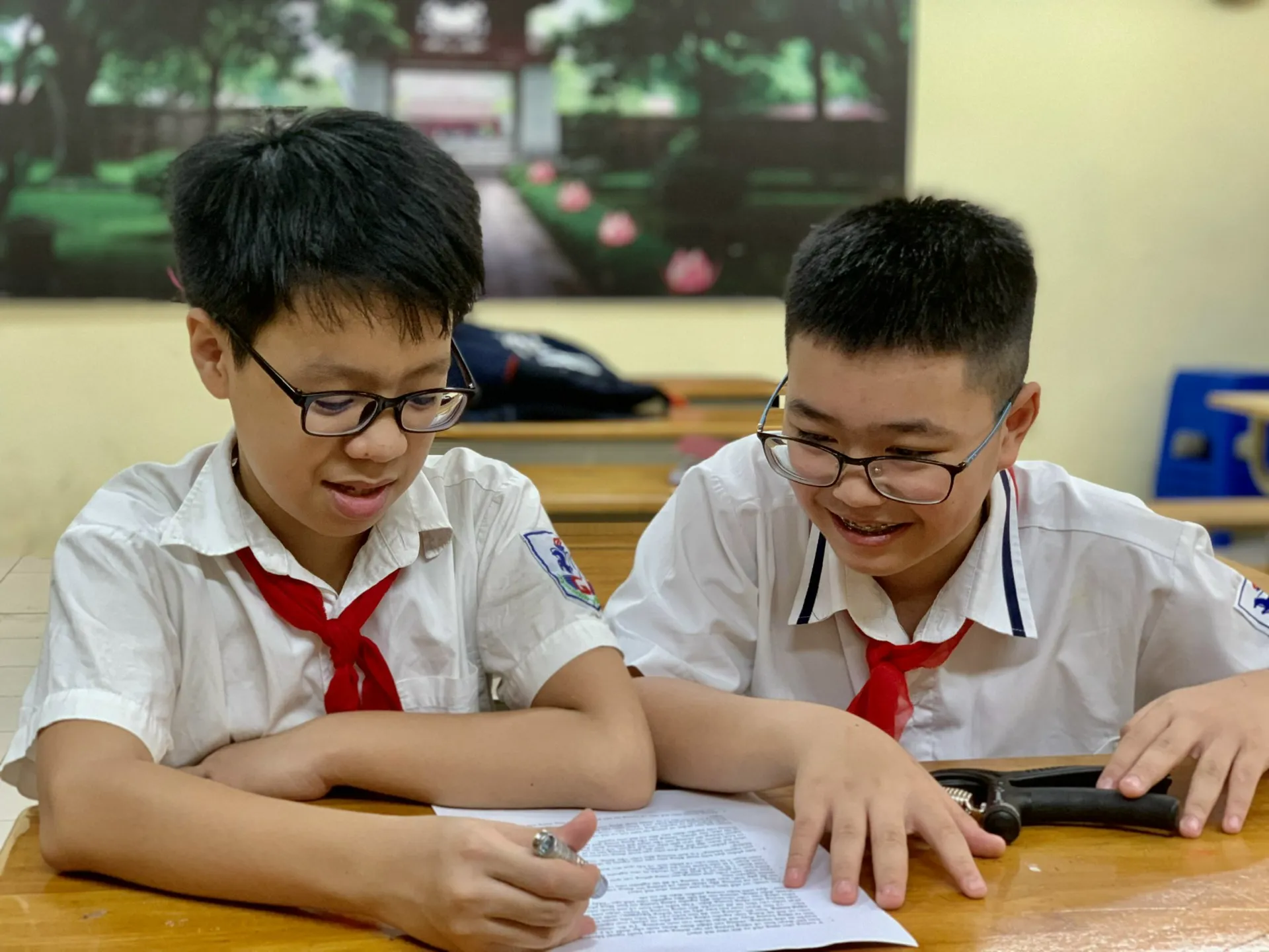 Gia Đức và Huy Anh sôi nổi khi hội ý về sản phẩm sáng chế (Ảnh: Nam Du)