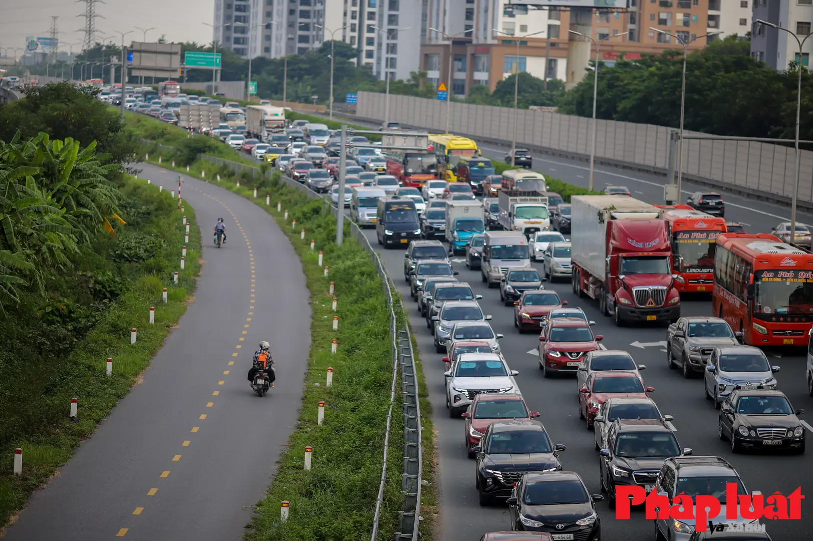 Người dân rục rịch trở lại Hà Nội, lối vào thành phố ùn tắc chiều 3/9