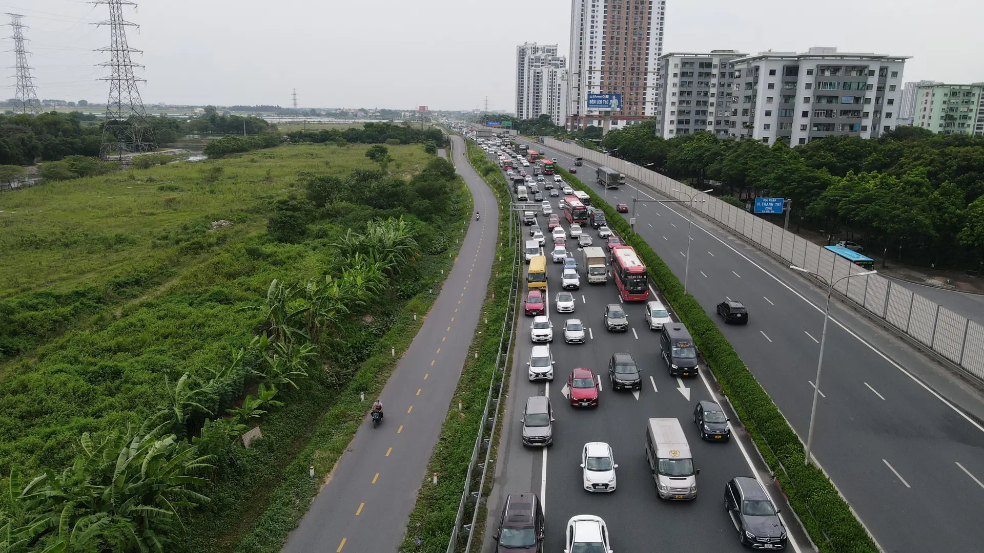 Người dân quay trở lại sau nghỉ lễ, cửa ngõ Thủ đô ùn tắc