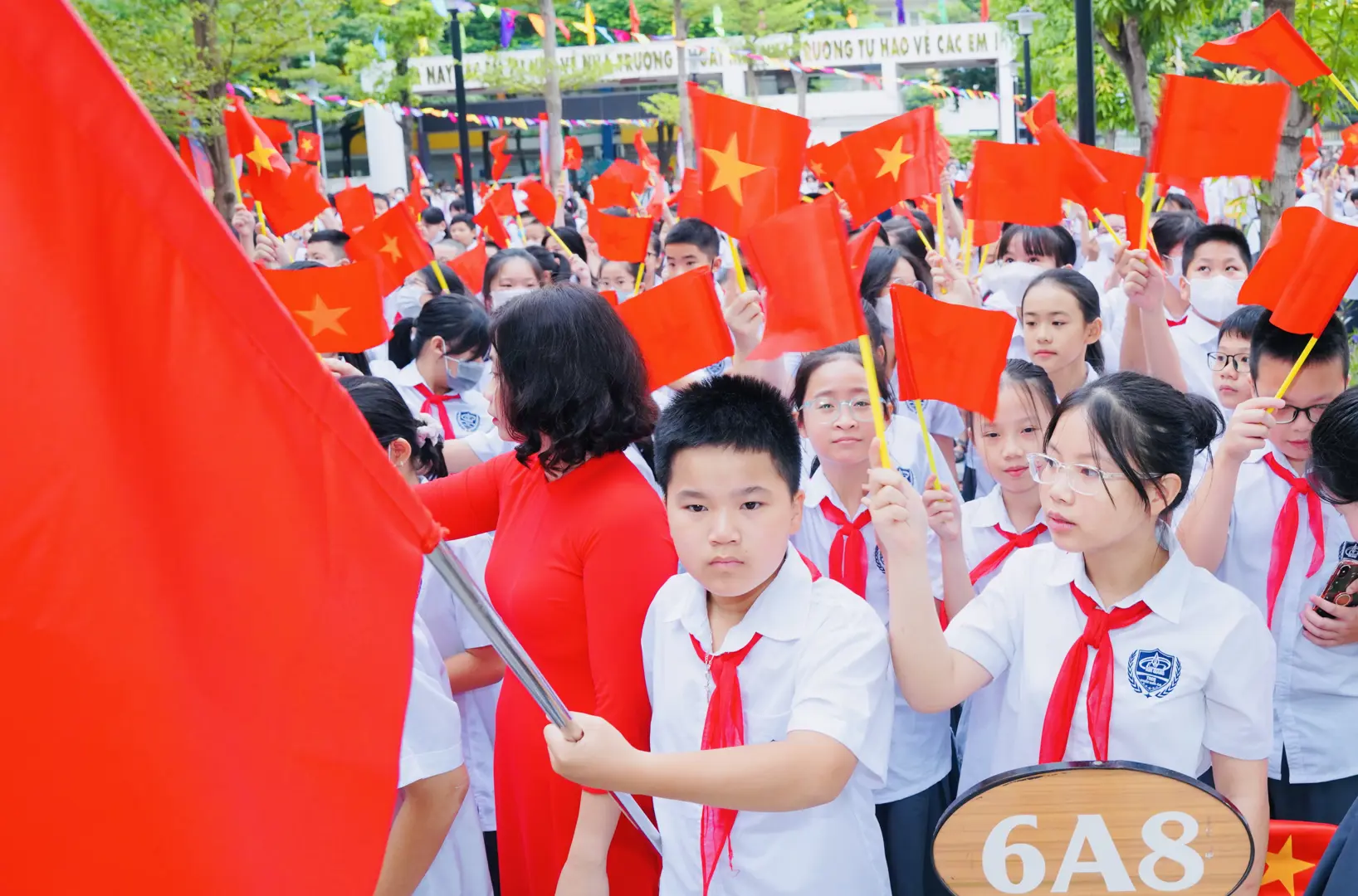 [Ảnh]: 70.000 giáo viên, học sinh quận Thanh Xuân đón năm học mới