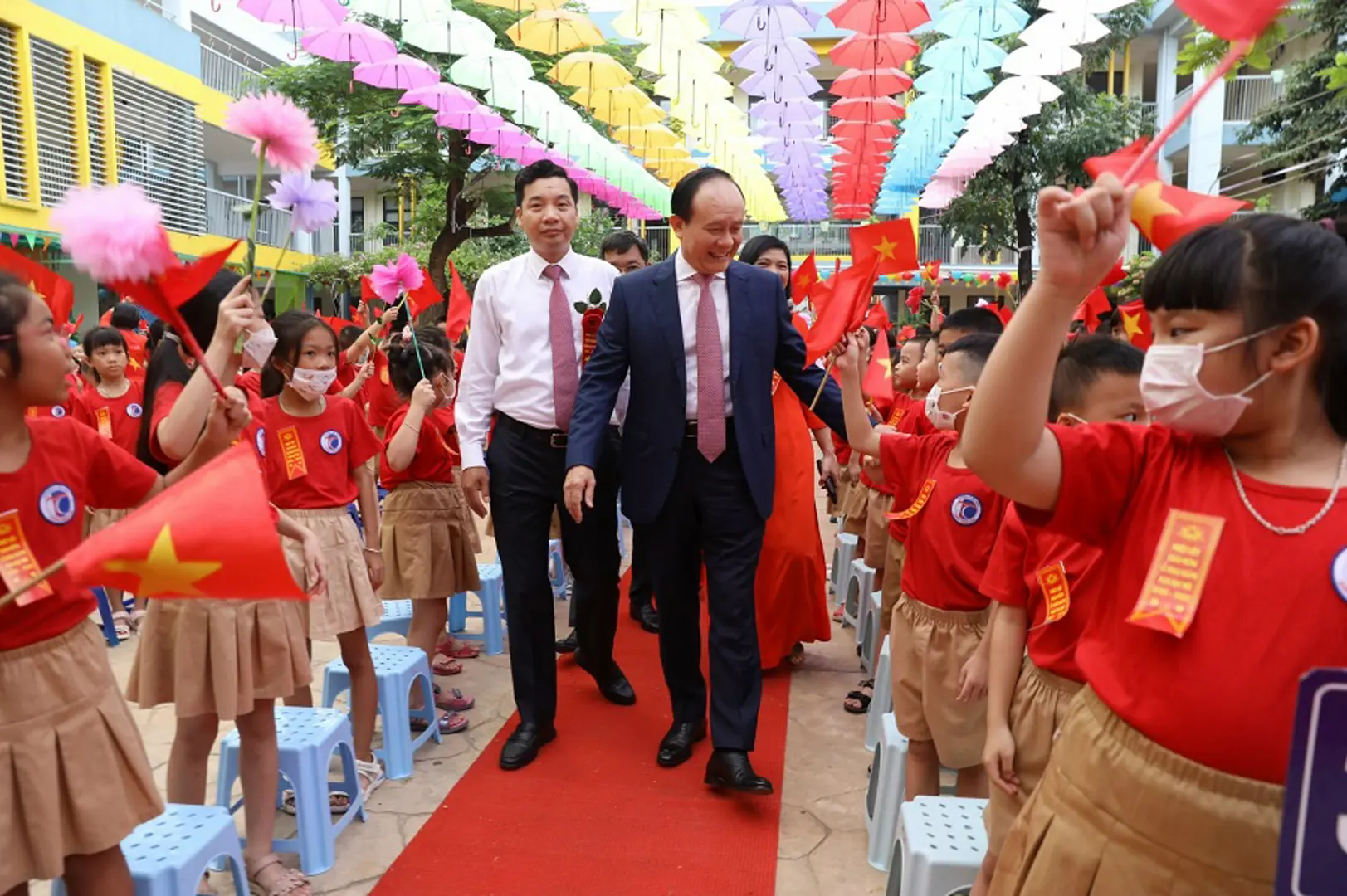 Chủ tịch HĐND TP chung vui với thầy, trò Trường Tiểu học Đặng Trần Côn 