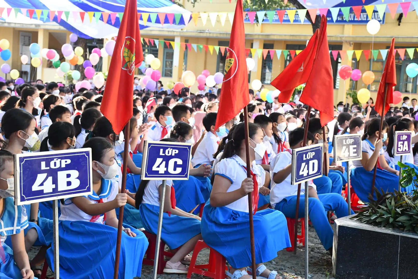 Học sinh miền Trung nô nức đến trường