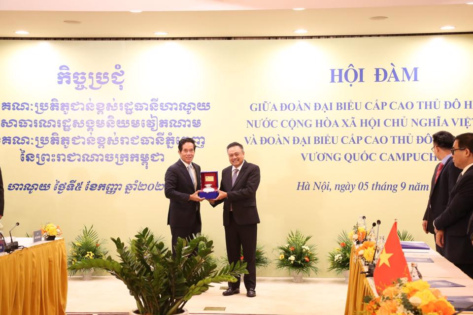 Hanoi pushes for closer ties with Phnom Penh: Mayor