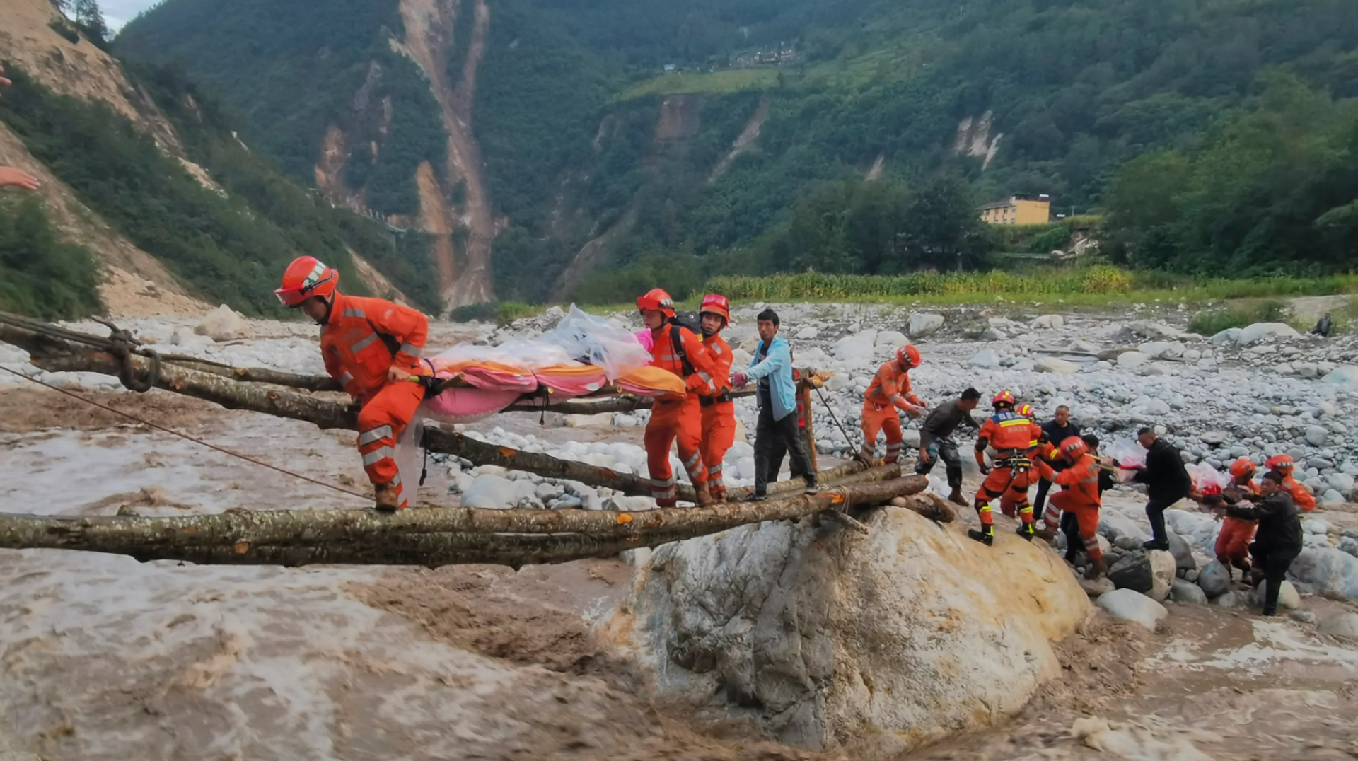 Hàng chục người chết vì động đất ở Tứ Xuyên, giữa hạn hán và khóa Covid-19