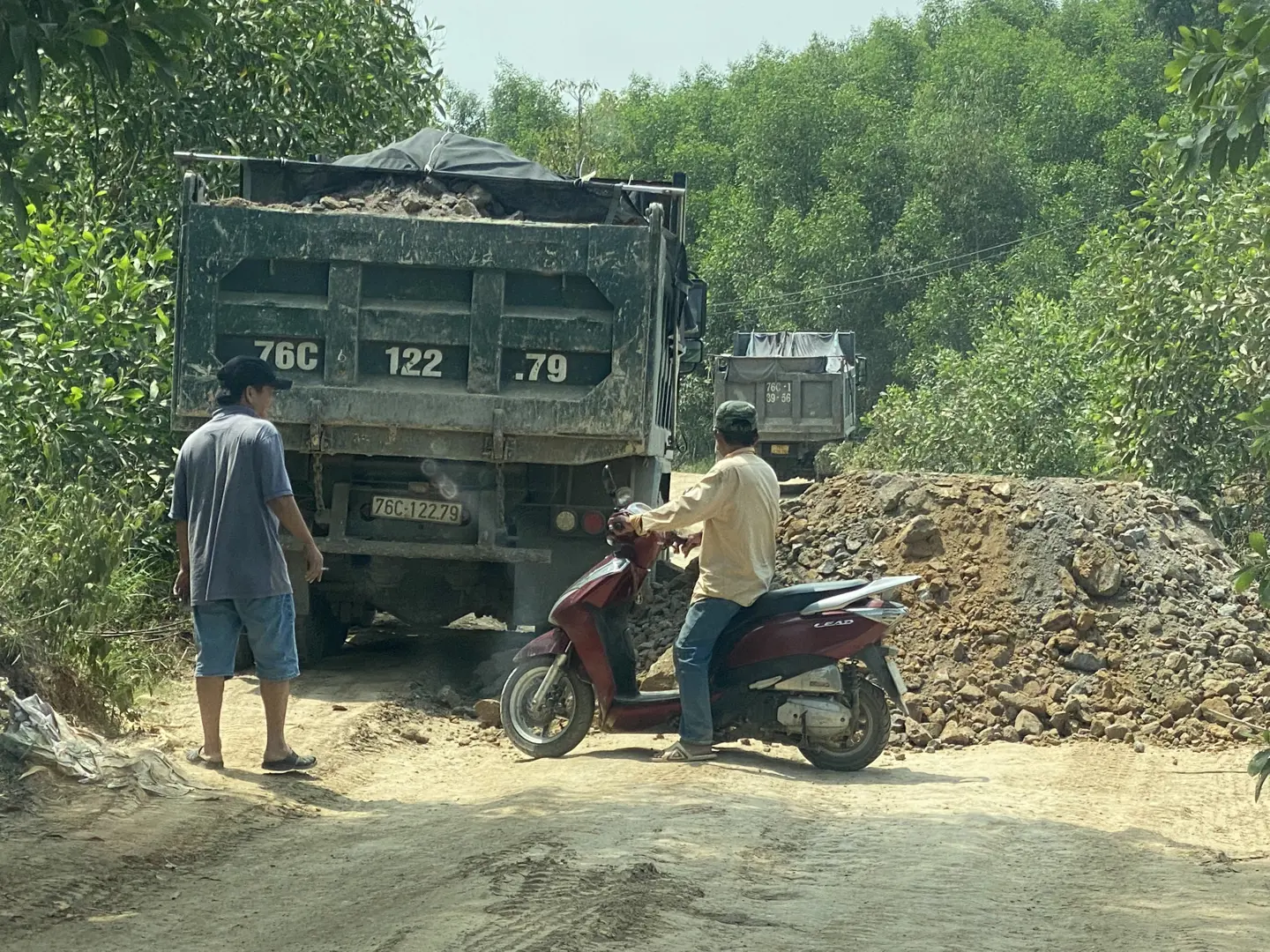 Quảng Ngãi: Nhóm phóng viên bị chặn đường, đổ đất "giam lỏng" hơn 2 giờ liền