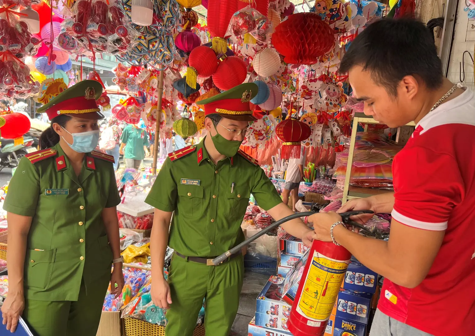 Siết chặt an toàn cháy, nổ tại chợ Trung thu truyền thống ở Hoàn Kiếm